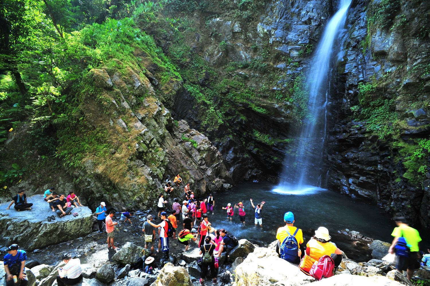 沿著風與溪聲前行，一路走進水霧光影的森林秘境──宜蘭冬山新寮瀑布步道