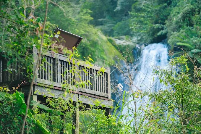 沿著風與溪聲前行，一路走進水霧光影的森林秘境──宜蘭冬山新寮瀑布步道