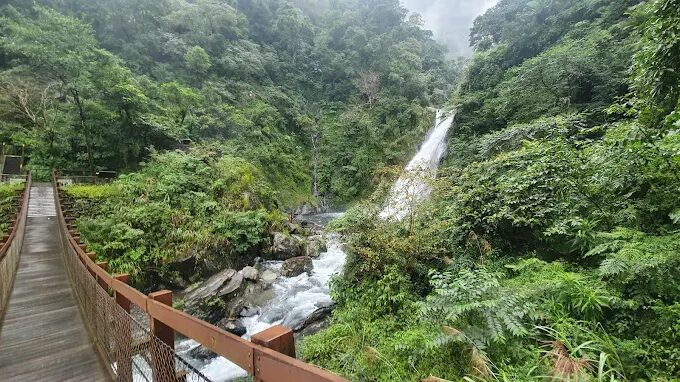 沿著風與溪聲前行，一路走進水霧光影的森林秘境──宜蘭冬山新寮瀑布步道