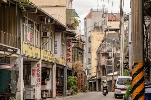 在時間的巷弄裡散步，走進瑞芳老街，看見山城裡的日常與人情