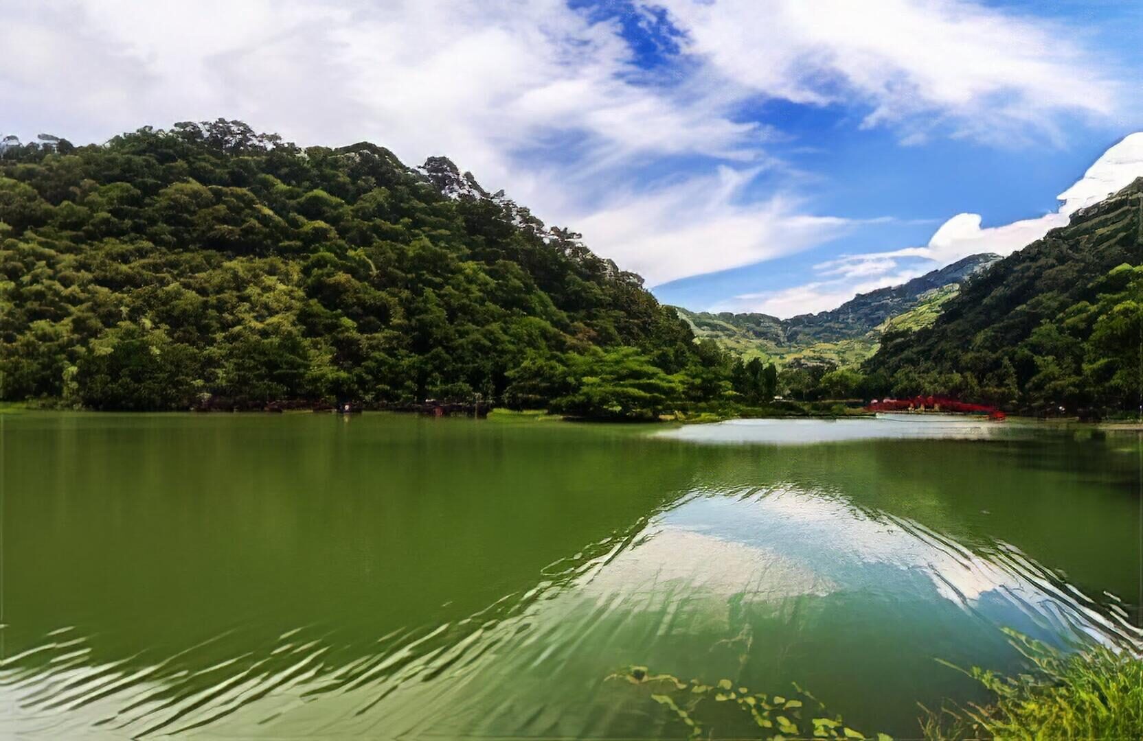 在湖光山影之間慢慢走進宜蘭望龍埤，用一段散步把時間放輕