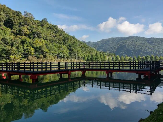 在湖光山影之間慢慢走進宜蘭望龍埤，用一段散步把時間放輕