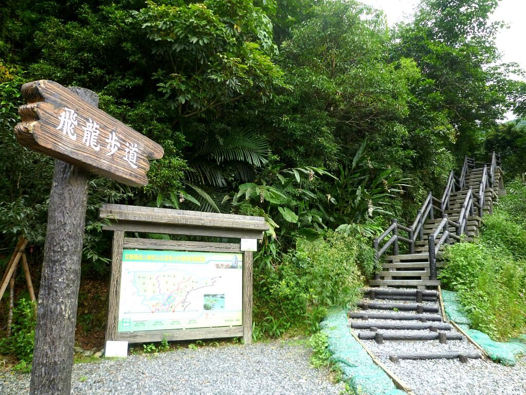 在湖光山影之間慢慢走進宜蘭望龍埤，用一段散步把時間放輕