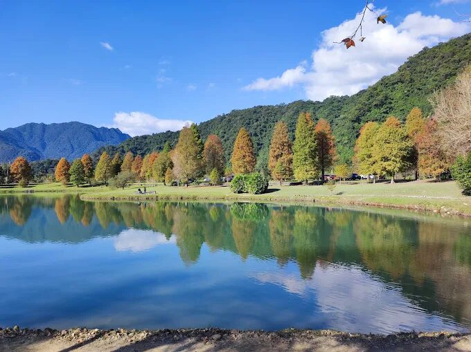 在湖光山影之間慢慢走進宜蘭望龍埤，用一段散步把時間放輕