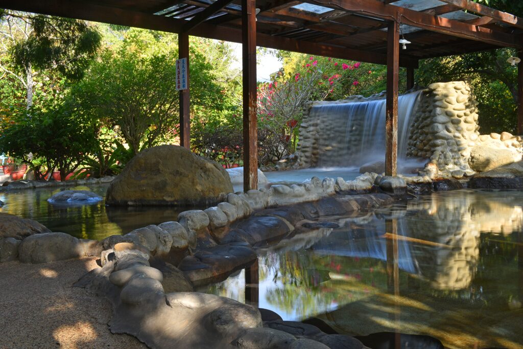 山風吹過的溫泉時光，霧裡泡湯的幸福：在苗栗大湖石湯溫泉遇見慢生活