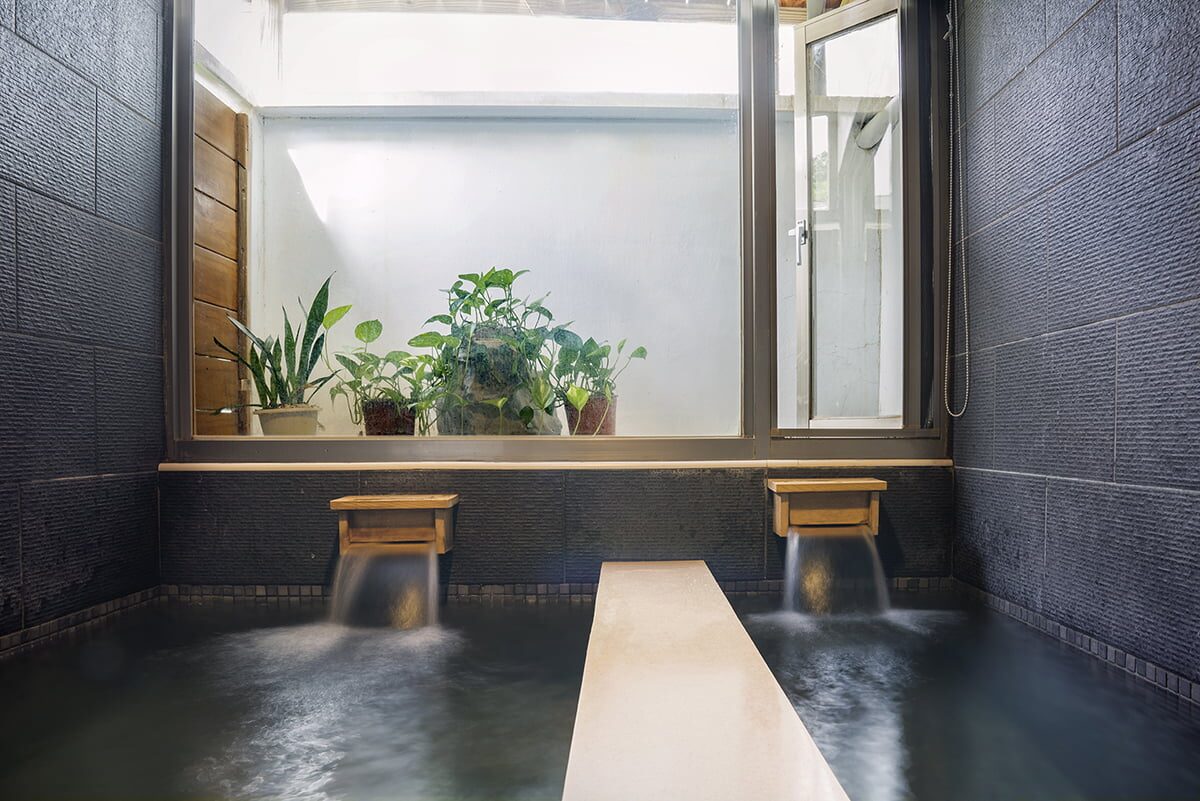 當冬日的第一縷白霧升起，山風吹過的溫泉小鎮｜四重溪溫泉的柔光與氣息