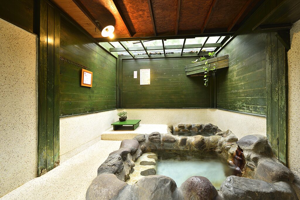 山風吹過的溫泉時光，霧裡泡湯的幸福：在苗栗大湖石湯溫泉遇見慢生活