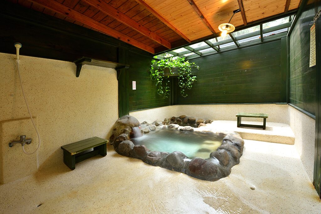 山風吹過的溫泉時光，霧裡泡湯的幸福：在苗栗大湖石湯溫泉遇見慢生活