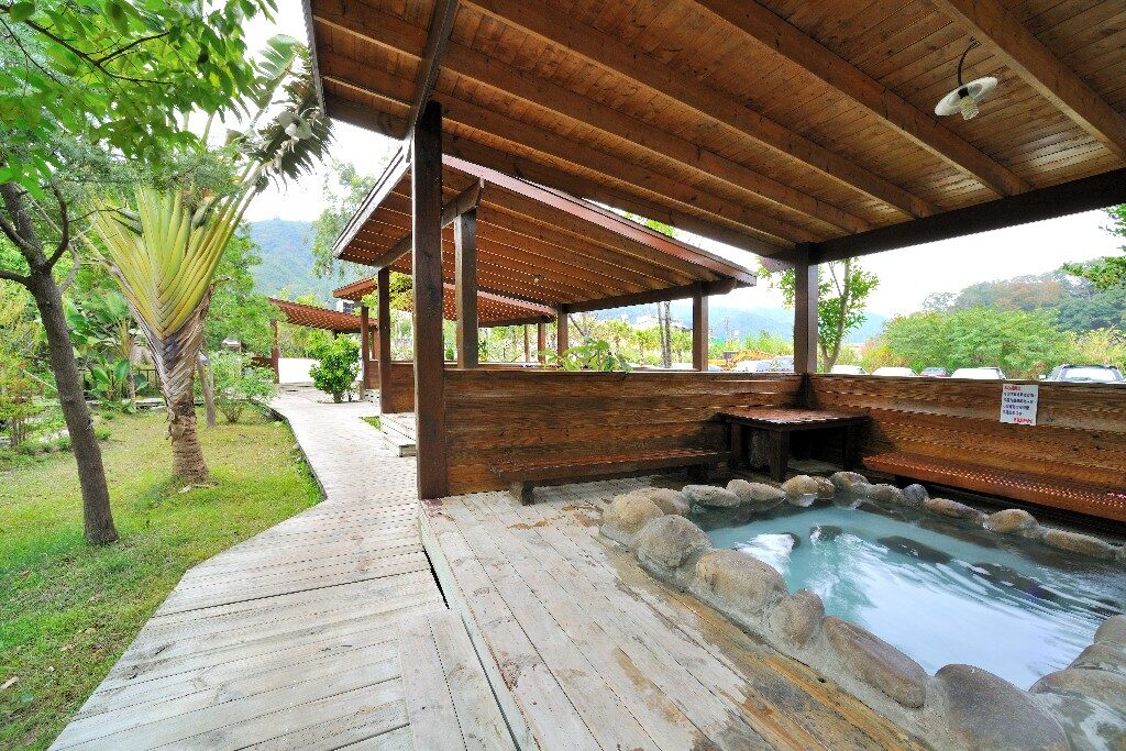 山風吹過的溫泉時光，霧裡泡湯的幸福：在苗栗大湖石湯溫泉遇見慢生活