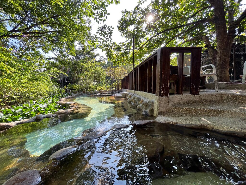 山風吹過的溫泉時光，霧裡泡湯的幸福：在苗栗大湖石湯溫泉遇見慢生活