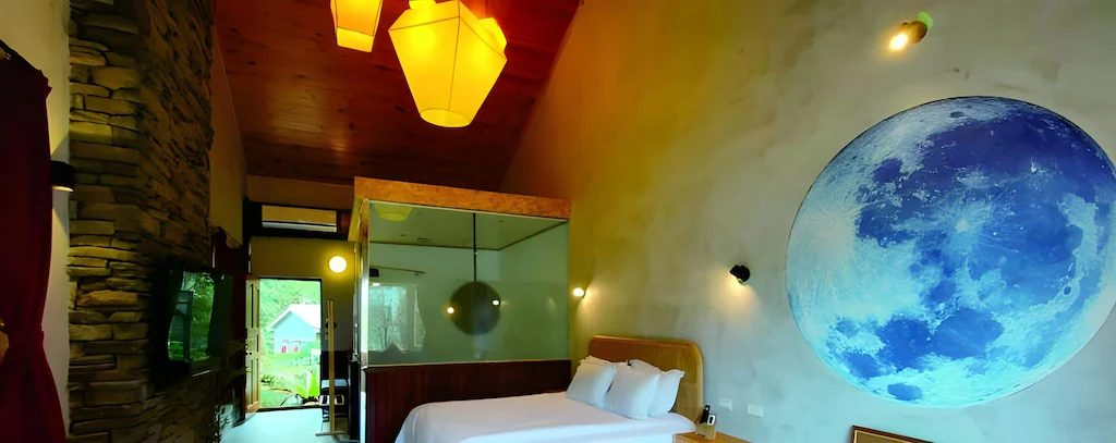 溪頭聽濤園的木質建築與自然景觀融為一體，給人溫暖舒適的感受