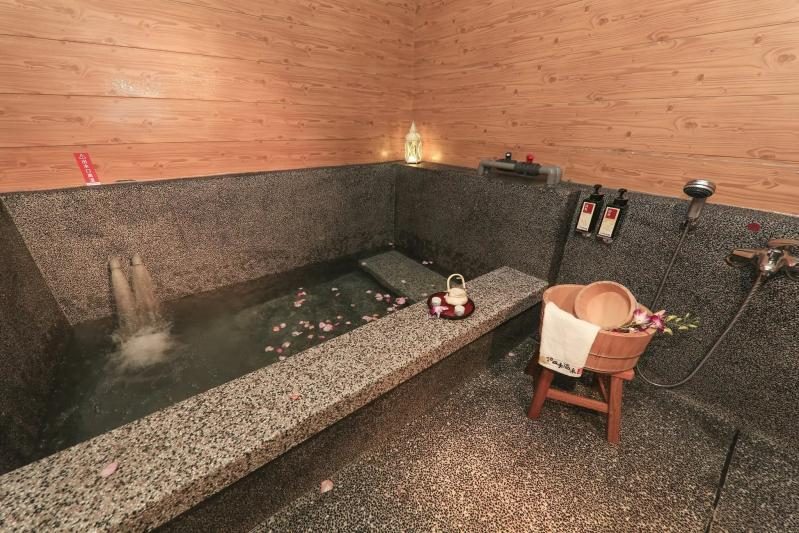 42°C 的告白｜在礁溪泡腳池裡，看見人間最溫柔的療癒