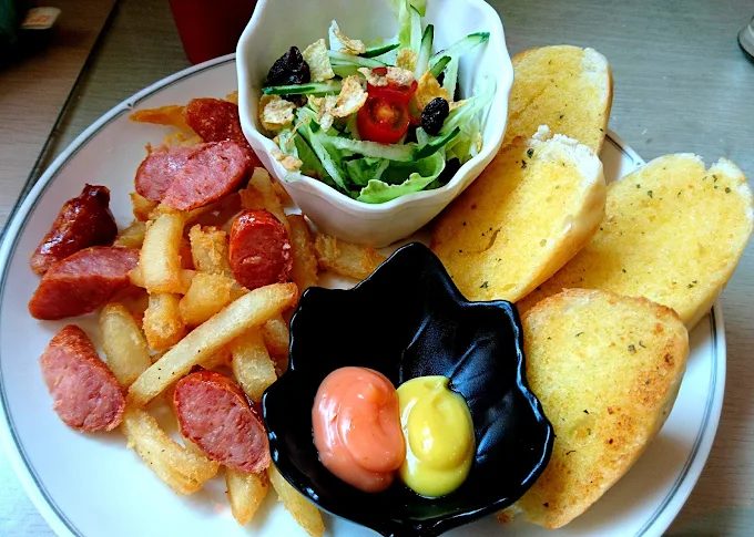 早餐控必訪!老張早餐吧:頭城老街的漢堡、吐司與現打豆漿