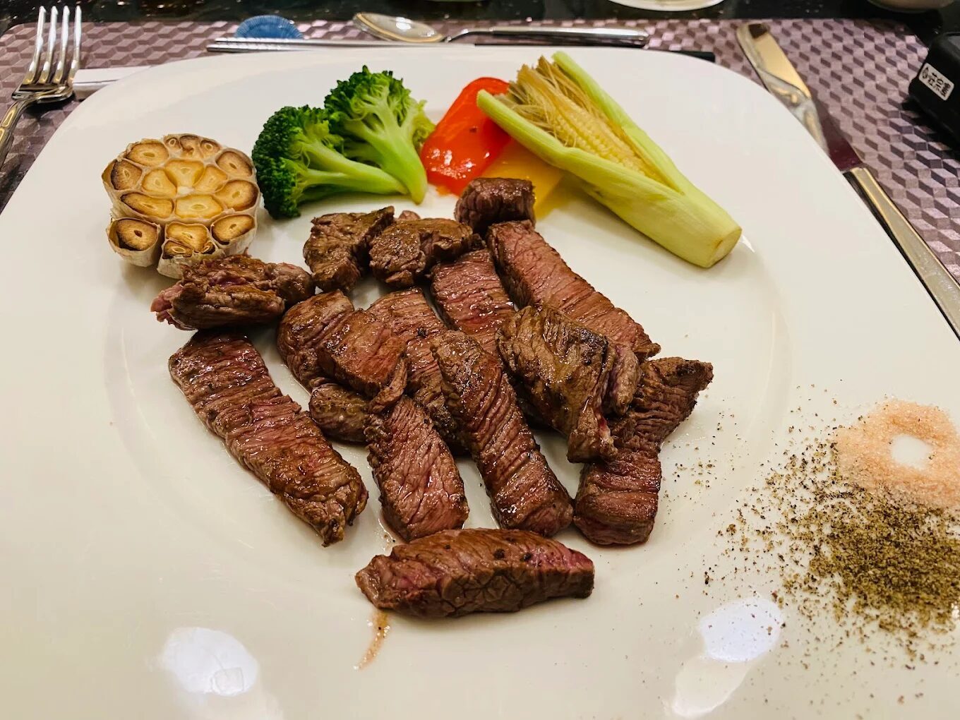 當夜霧落在山谷裡，溫泉蒸氣正好包圍心的溫度｜知本老爺酒店