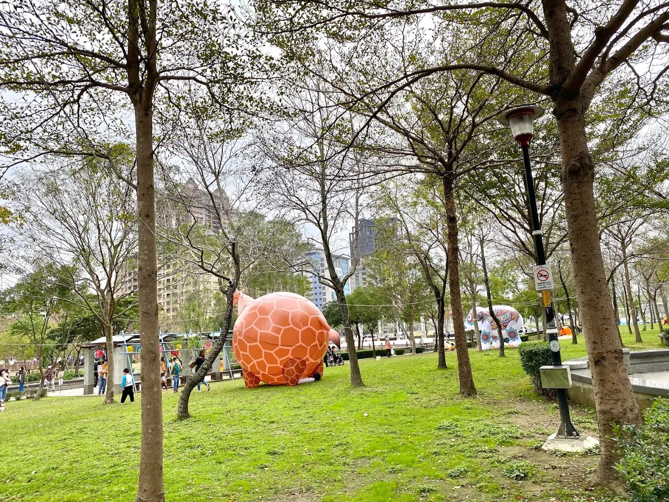 🌿 竹北水圳森林公園｜高鐵旁的城市綠洲 × 親子野餐 × 竹北光節必訪景點