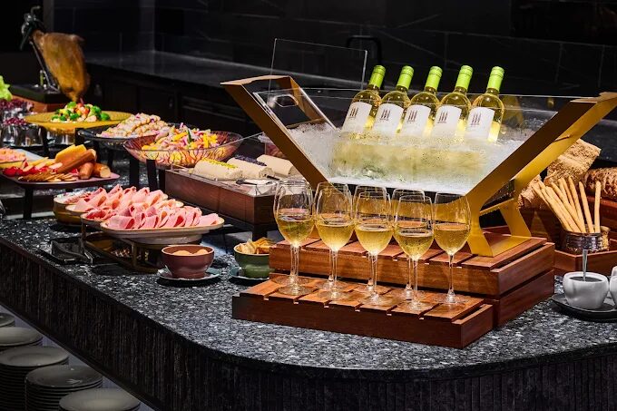 一場味覺的旅行｜走進台北漢來島語自助餐廳，開啟海鮮與甜點的雙重饗宴