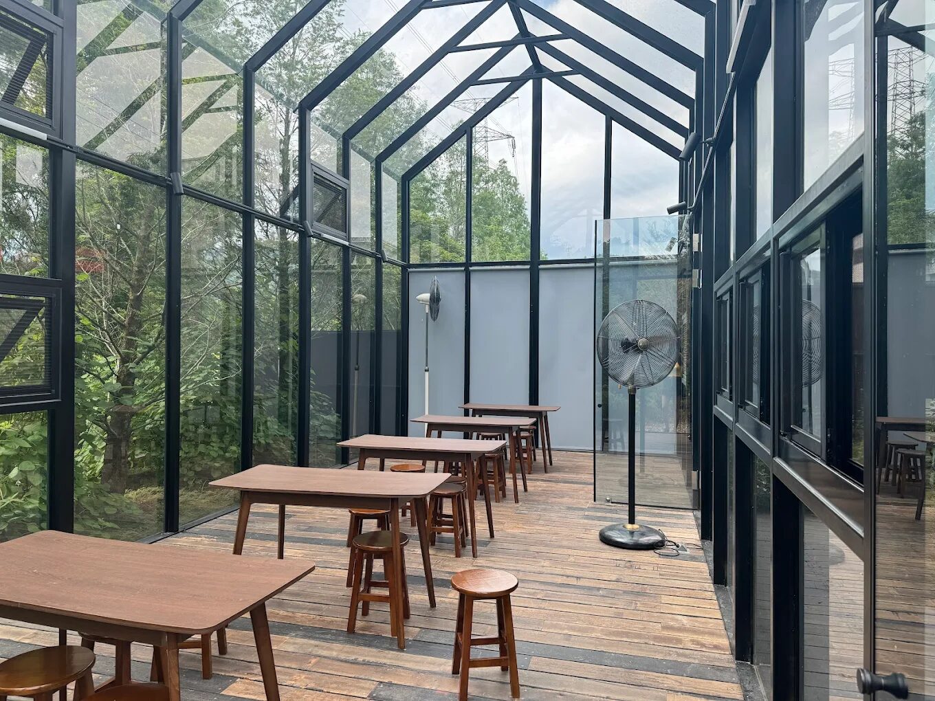 陽光灑落的玻璃屋用餐空間