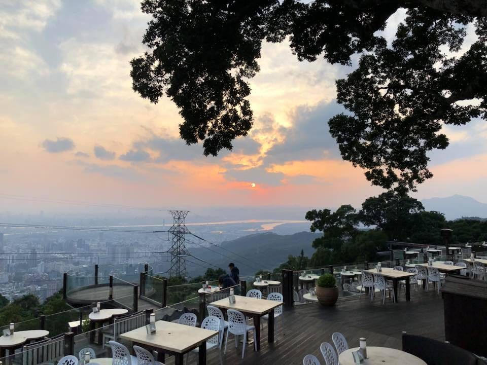 黃昏走上陽明山半山腰，在草山夜未眠看見台北燈火一路亮到深夜