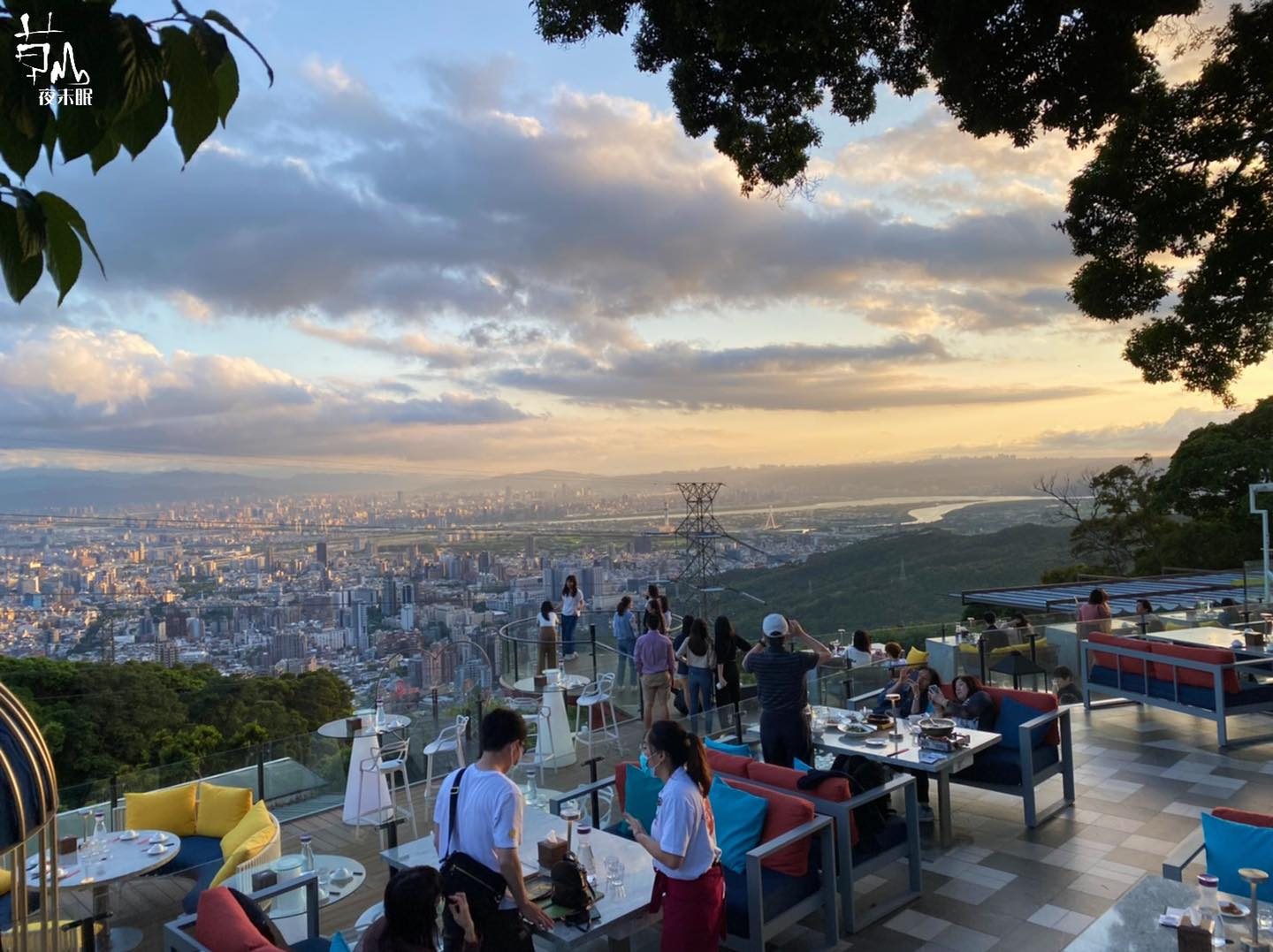 黃昏走上陽明山半山腰，在草山夜未眠看見台北燈火一路亮到深夜