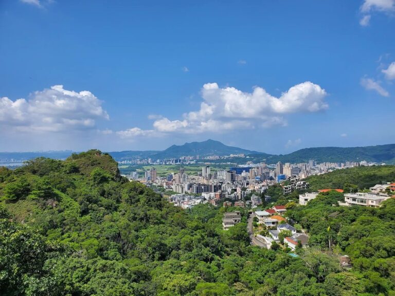 軍艦岩親山步道