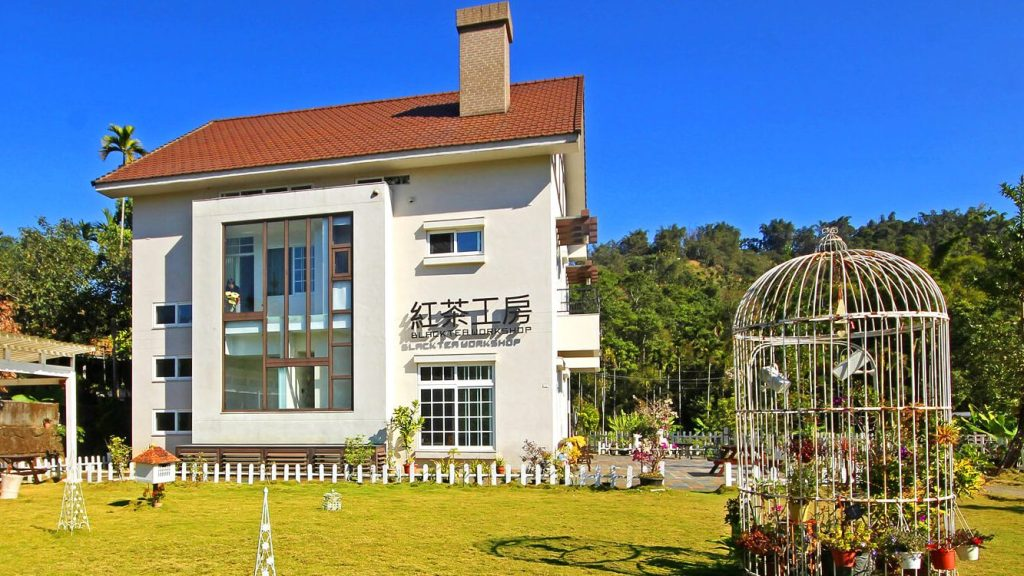 清晨霧散、午後茶香、夜色微亮：日月潭最有故事的民宿們