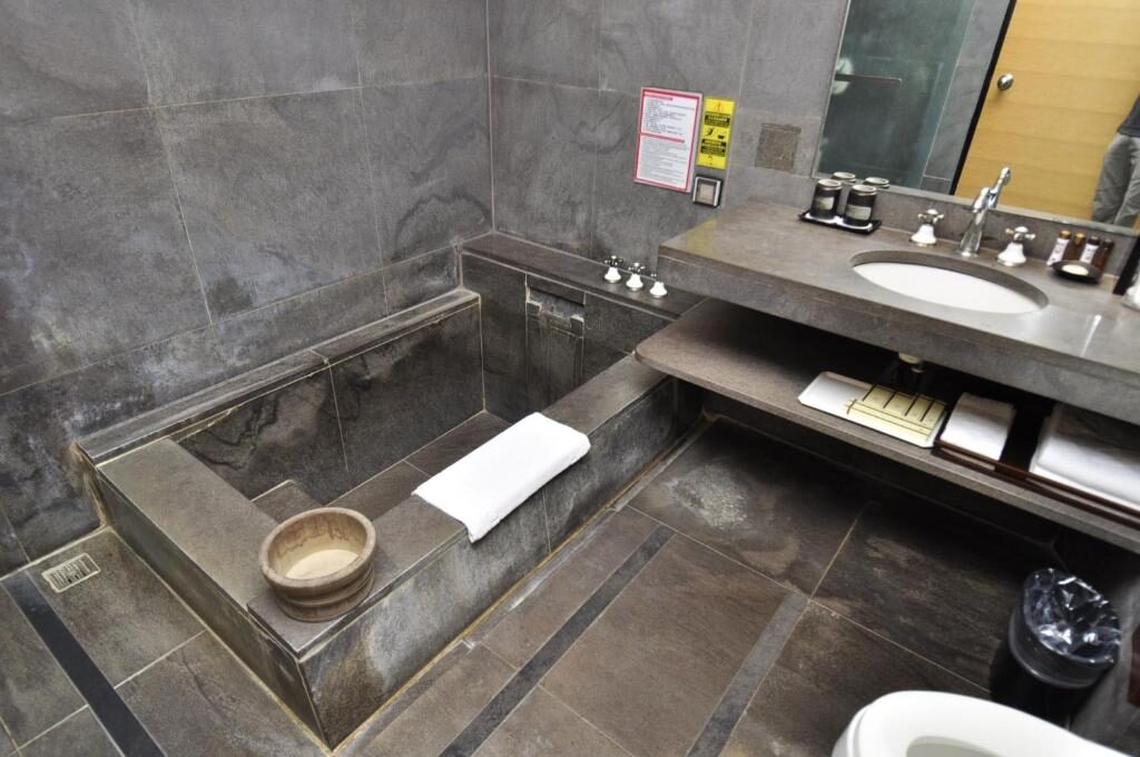 北投山霧裡的那池泉水｜從早晨第一縷光，到夜色裡的暖意