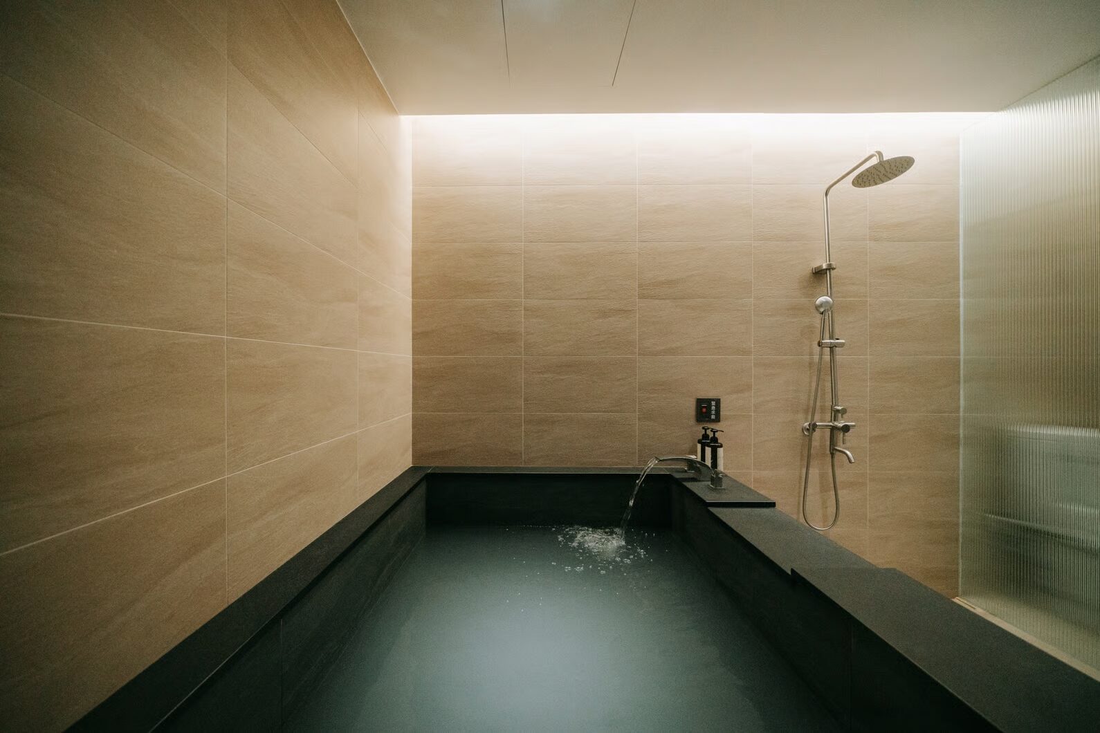 北投山霧裡的那池泉水｜從早晨第一縷光，到夜色裡的暖意