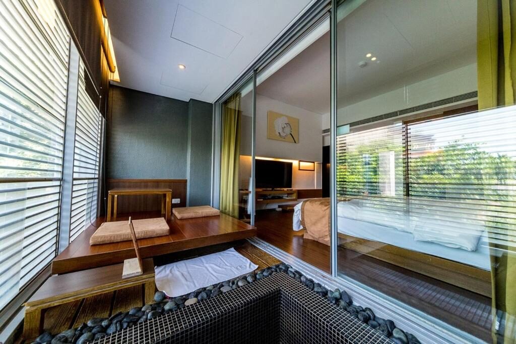 北投山霧裡的那池泉水｜從早晨第一縷光，到夜色裡的暖意