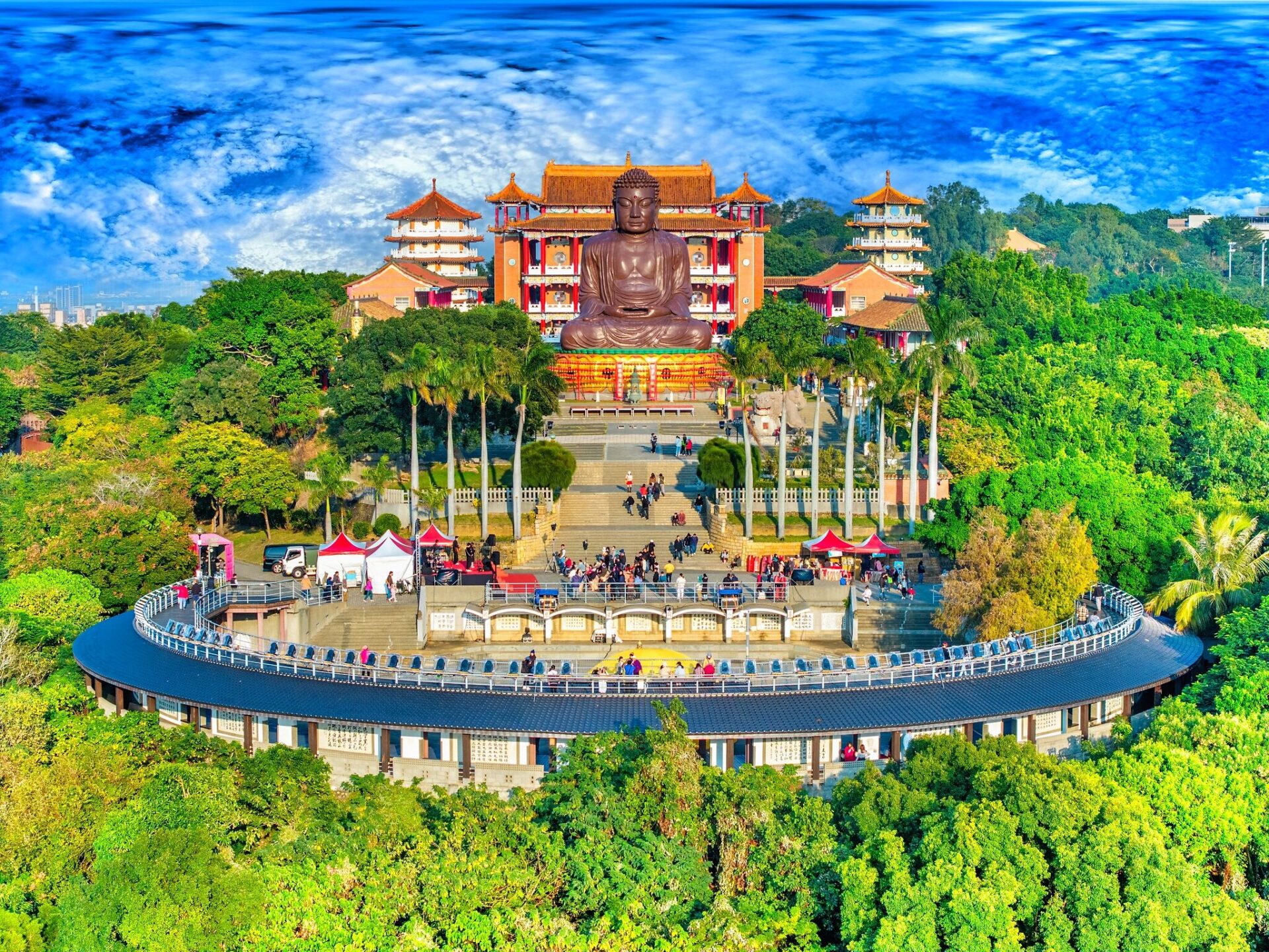 在彰化迎著山城晨光看八卦山大佛，再走進鹿港老街與溪湖糖廠的小火車時光