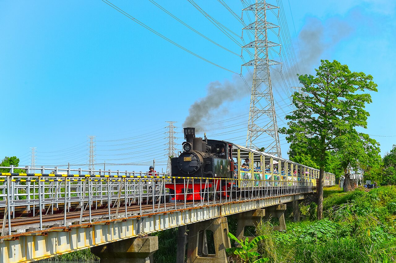 在彰化迎著山城晨光看八卦山大佛，再走進鹿港老街與溪湖糖廠的小火車時光