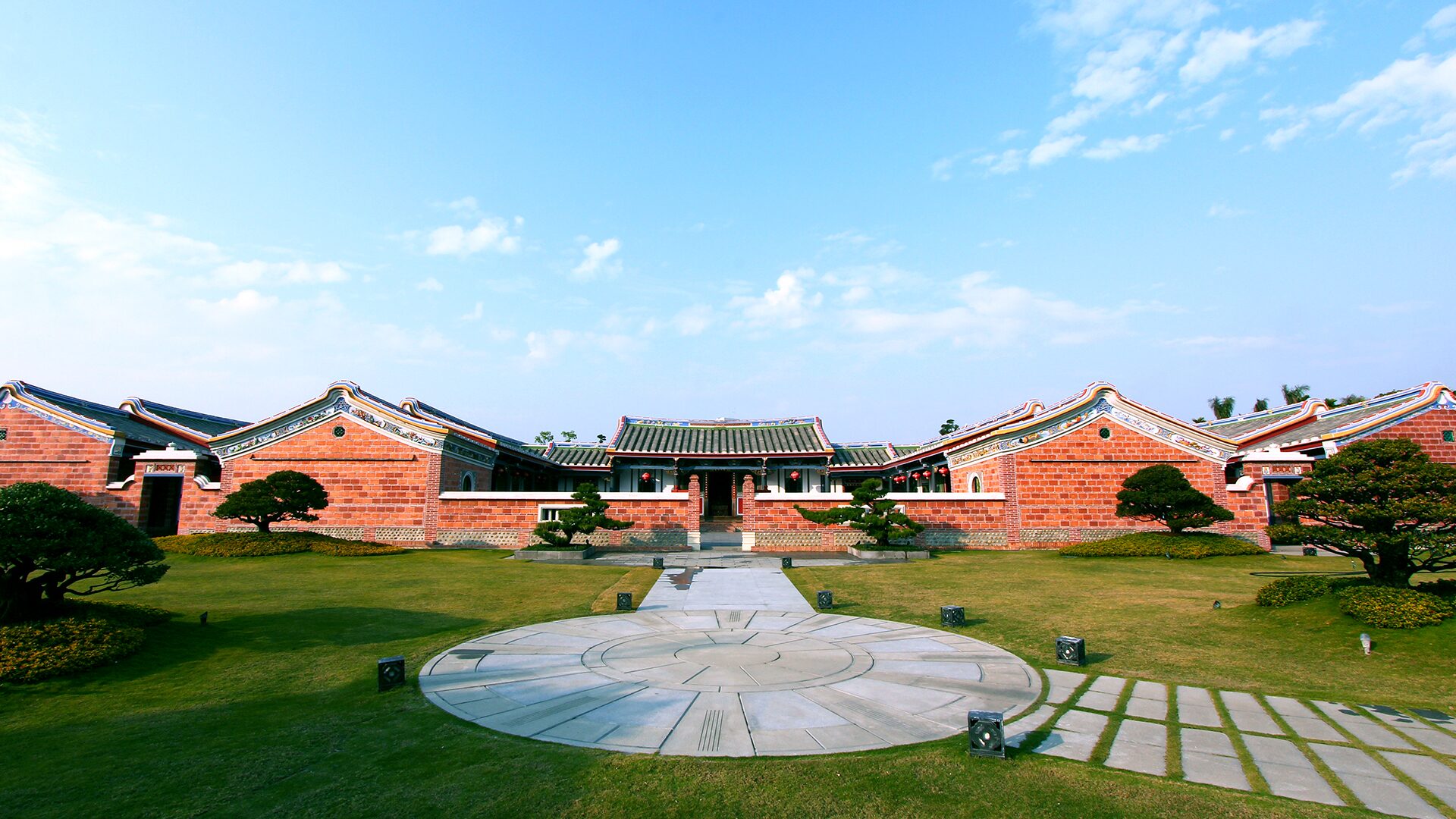 在彰化永靖成美文化園散步，看日式庭園水影與百年古厝交織成一段靜靜流動的風景