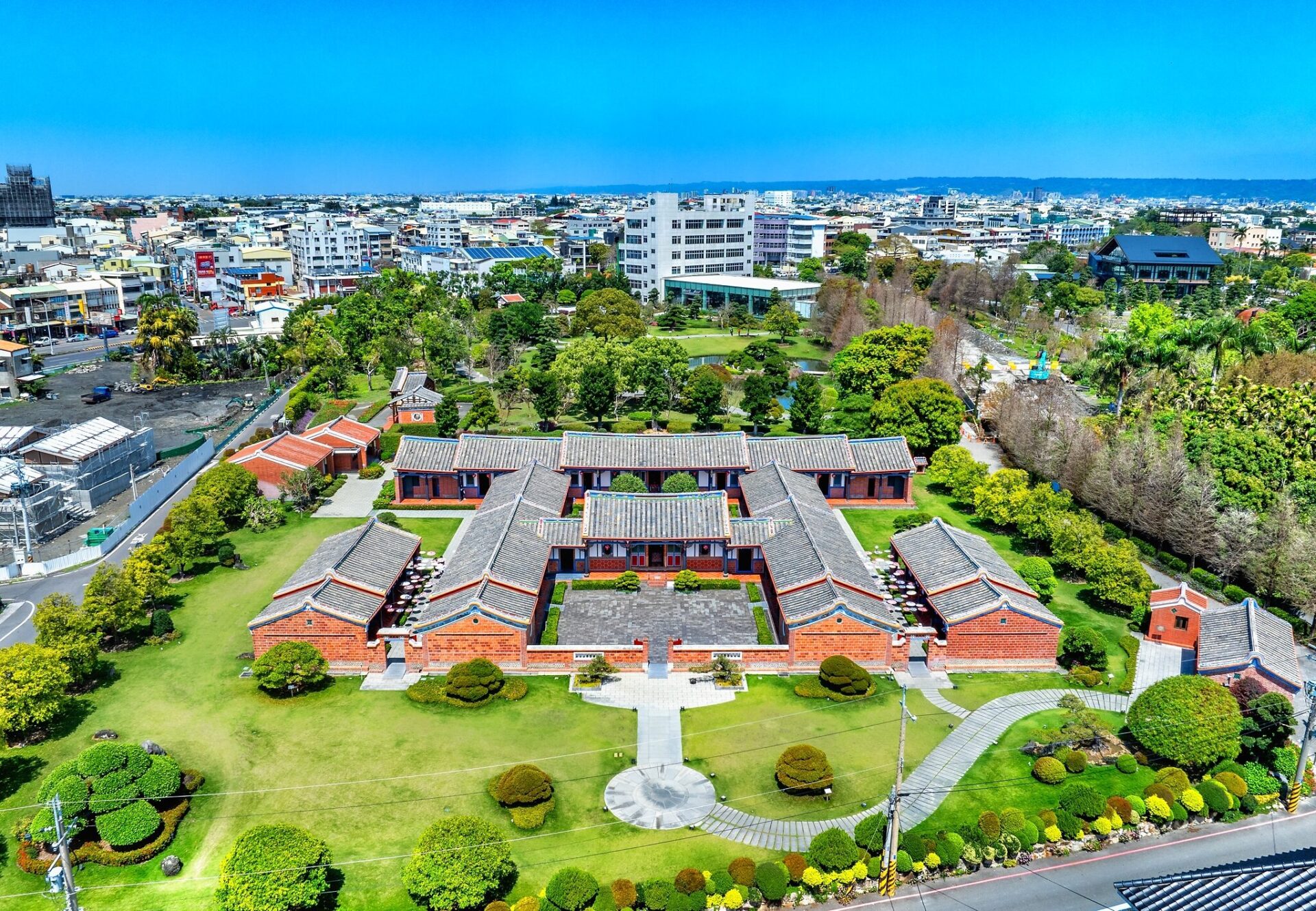 在彰化永靖成美文化園散步，看日式庭園水影與百年古厝交織成一段靜靜流動的風景