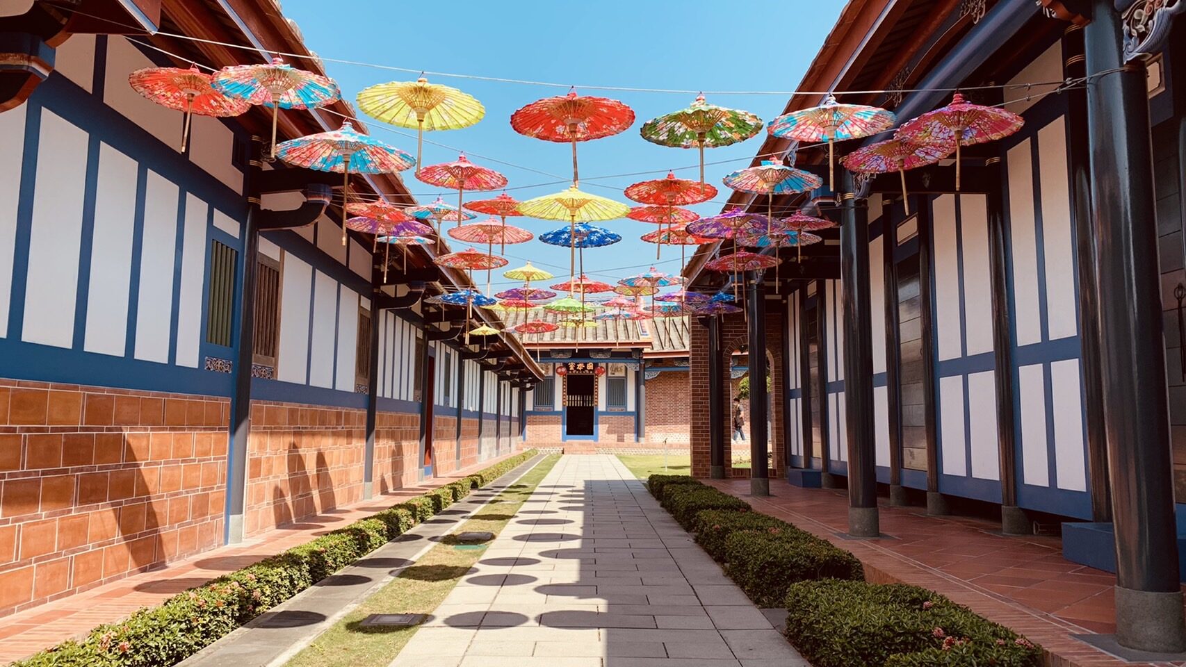 在彰化永靖成美文化園散步，看日式庭園水影與百年古厝交織成一段靜靜流動的風景