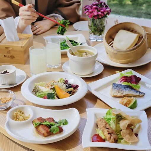 在彰化永靖成美文化園散步，看日式庭園水影與百年古厝交織成一段靜靜流動的風景