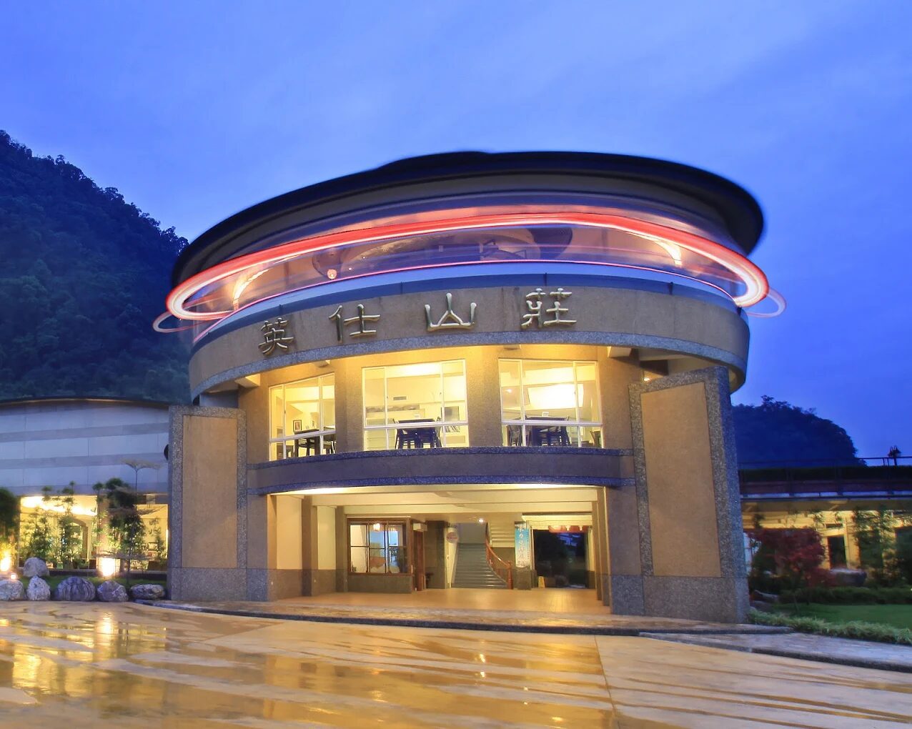 🌿 太平山英仕山莊｜全台唯一「水力旋轉景觀餐廳」，360 度飽覽山林溪谷美景