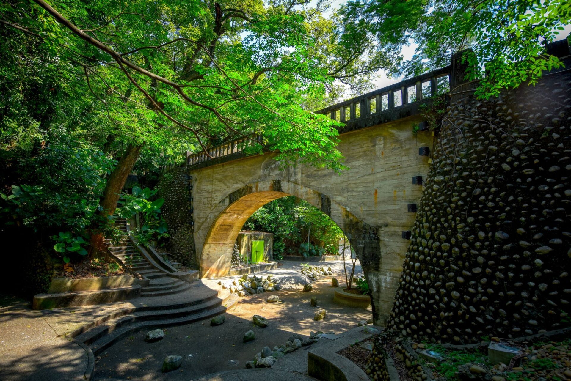 在彰化八卦山天空步道迎著午後微風散步，大佛與山城景色一路展開