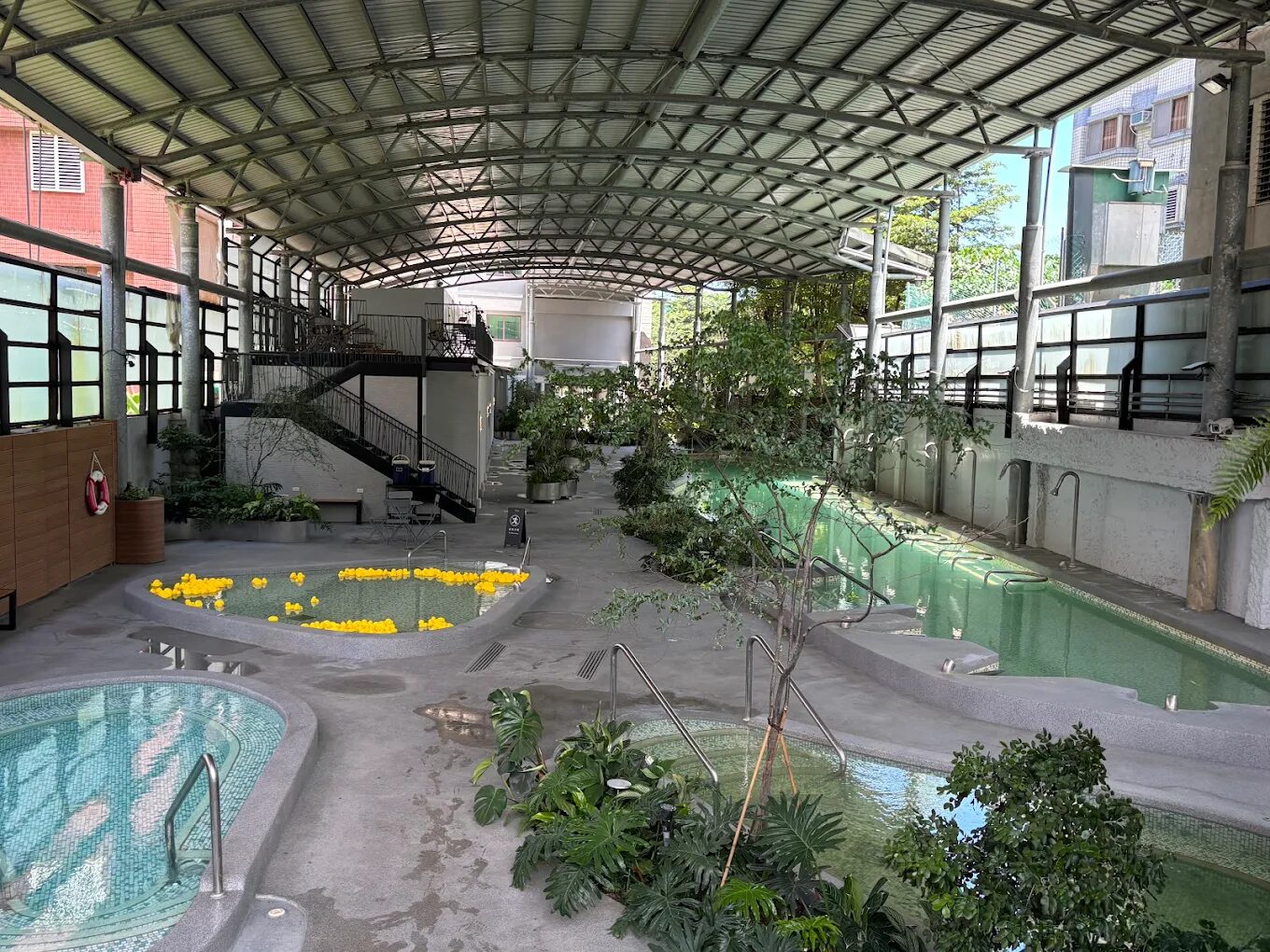 🌿 礁溪冠翔泉旅 G-Spring Resort｜吳書原設計的「植癒系溫泉飯店」，在森林光影中 reset 身心