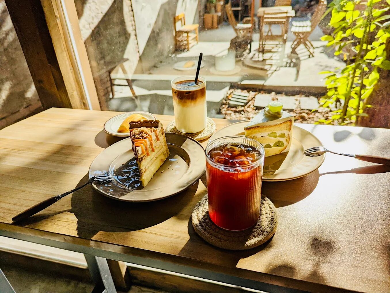 走進彰化鹿港的午後巷弄,從和興青創基地一路散步到老街甜點與夕陽河岸