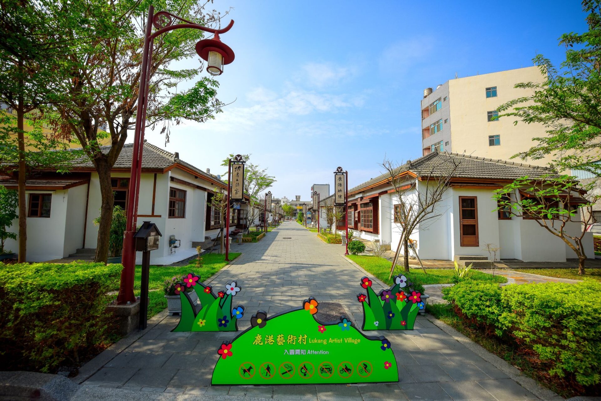 走進彰化鹿港老街的午後時光，在紅磚騎樓與小吃香氣裡慢慢讀一座古城