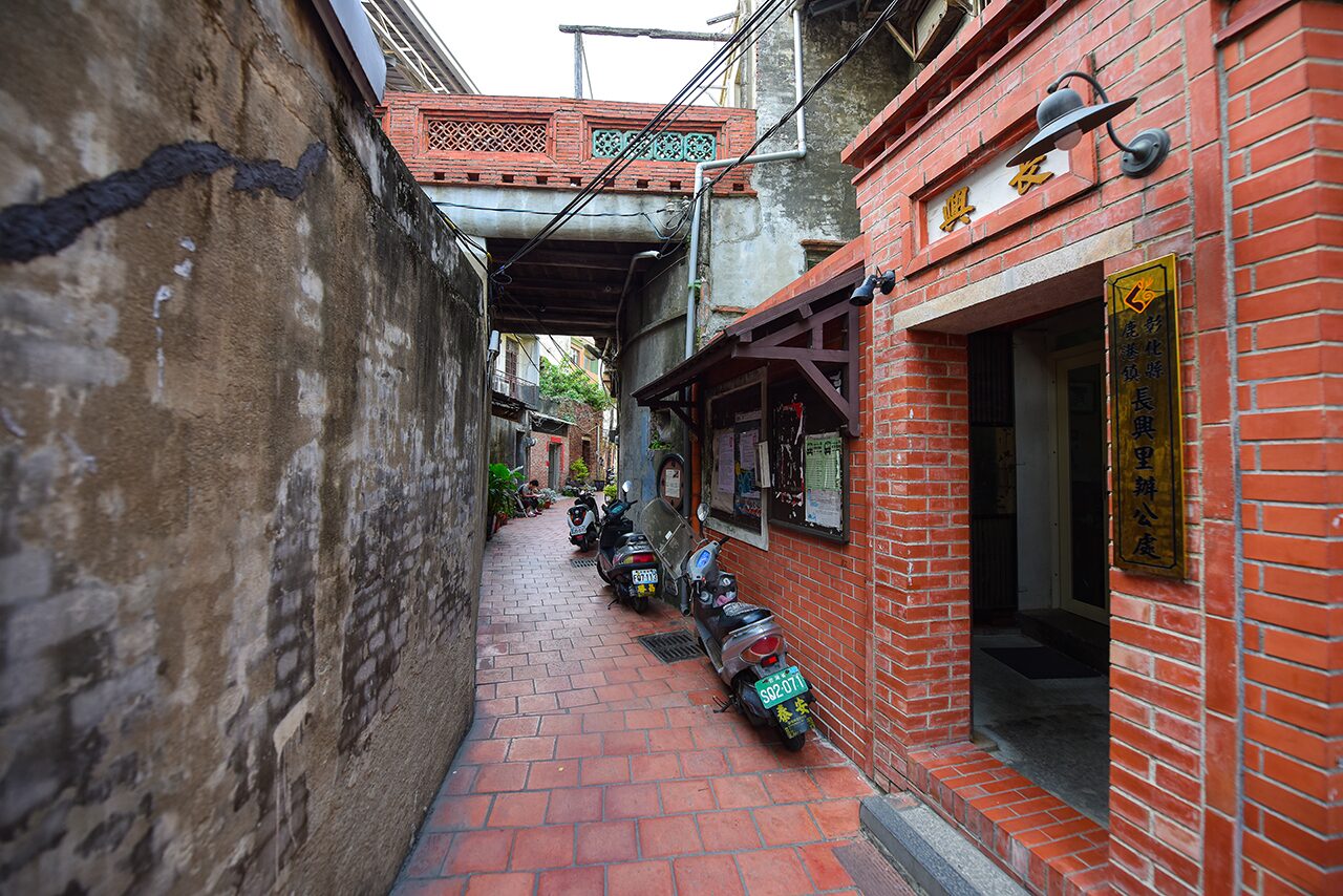 走進彰化鹿港老街的午後時光，在紅磚騎樓與小吃香氣裡慢慢讀一座古城