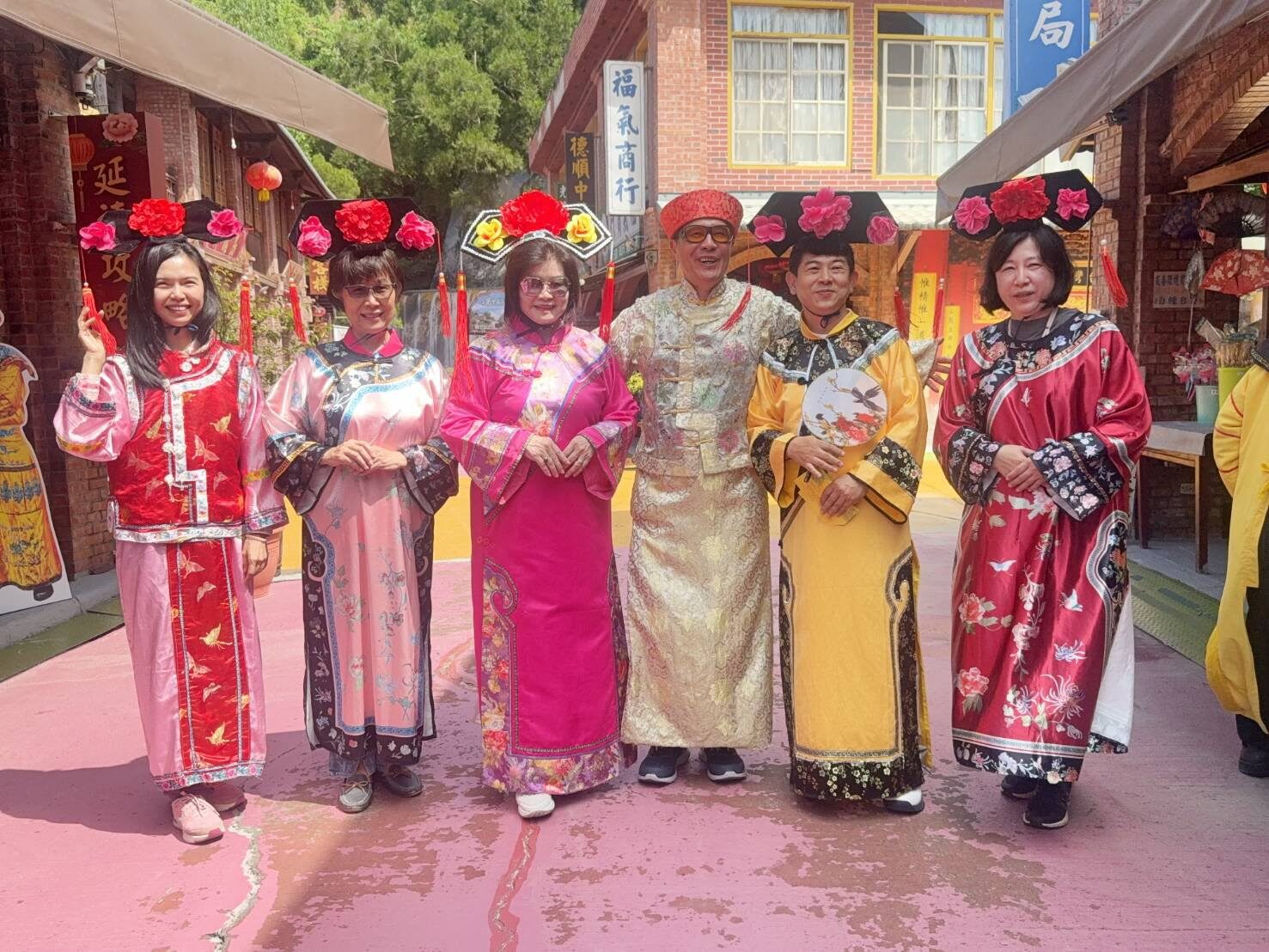 走進台南白河萬里長城｜穿上古裝登山拍照，和家人一起玩出一場穿越旅程