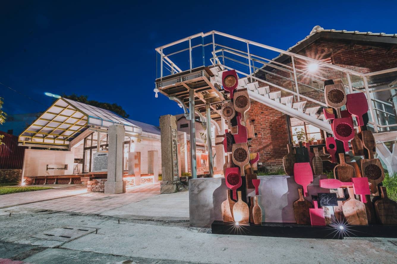 走進彰化鹿港的午後巷弄,從和興青創基地一路散步到老街甜點與夕陽河岸