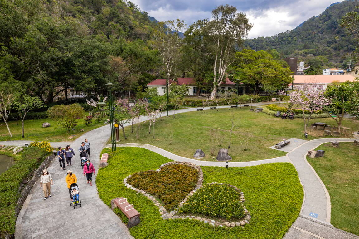 揹上包包，朝谷關走去：從老街石階一路走進山林溫泉裡