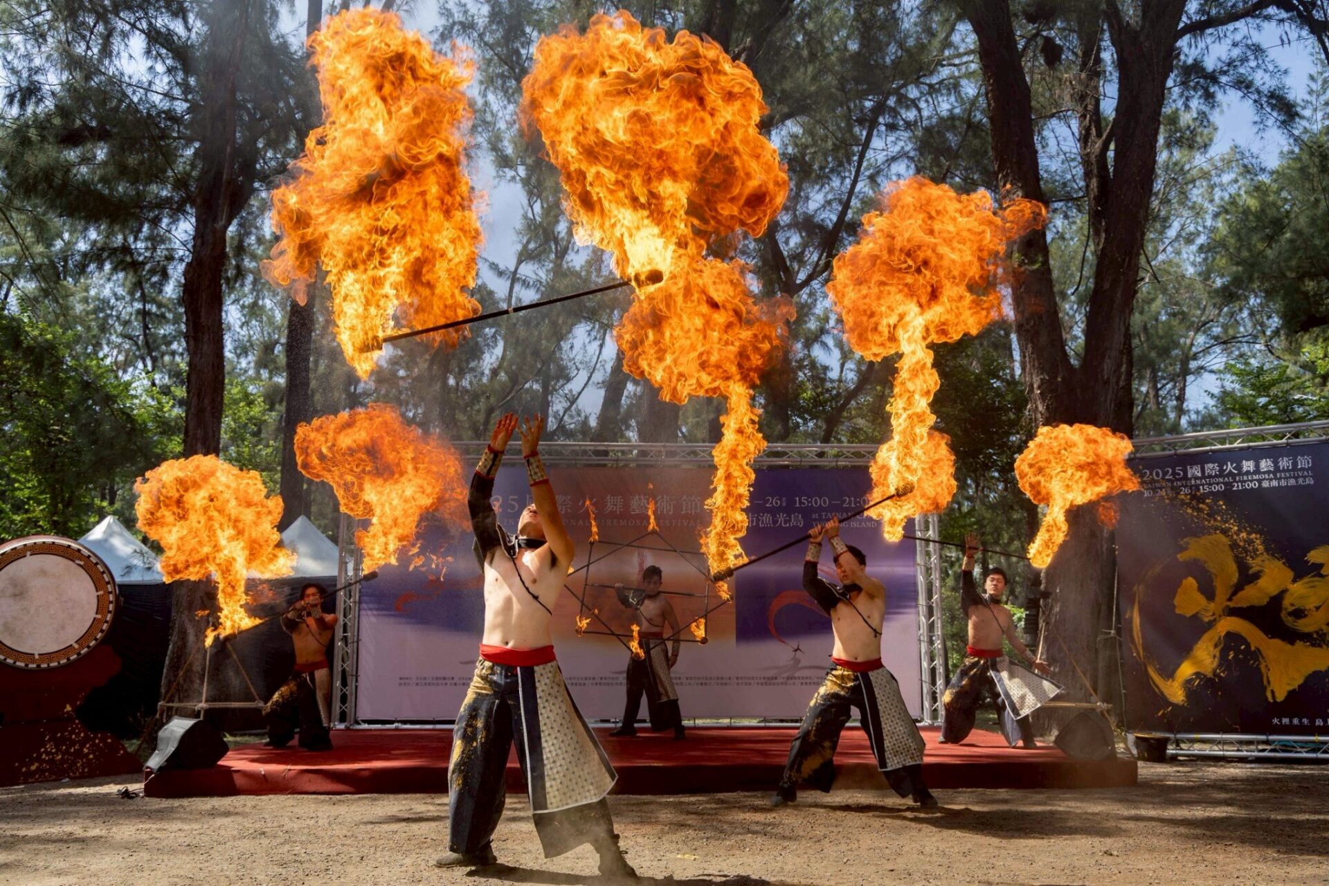 從日落走到夜色｜漁光島火神祭點亮台南海岸的秋天