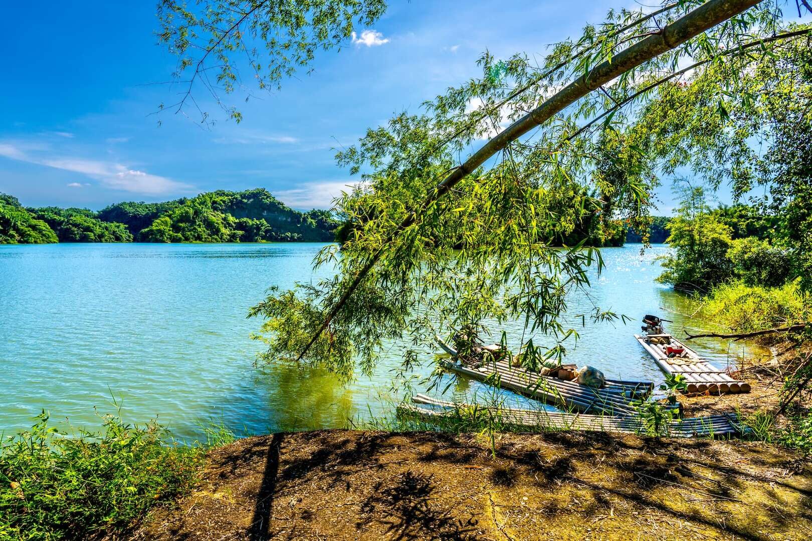 沿著台南秘境慢慢走，井仔腳鹽田夕陽與山林草原在光影裡靜靜展開