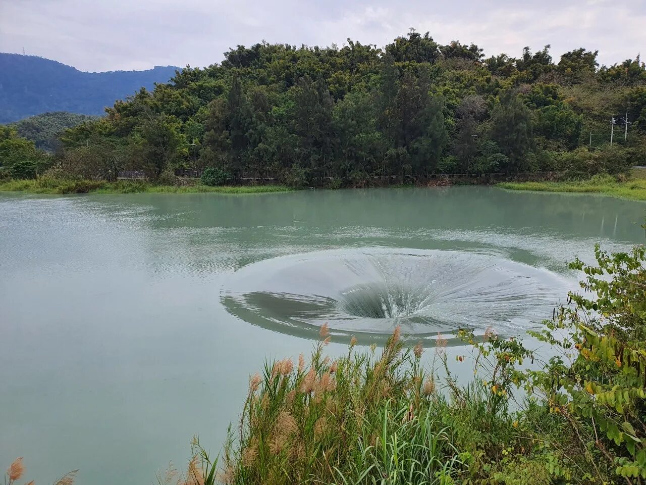 午後沿台南祕境路線慢慢走，井仔腳鹽田夕陽與七股沙洲把海風染成金色