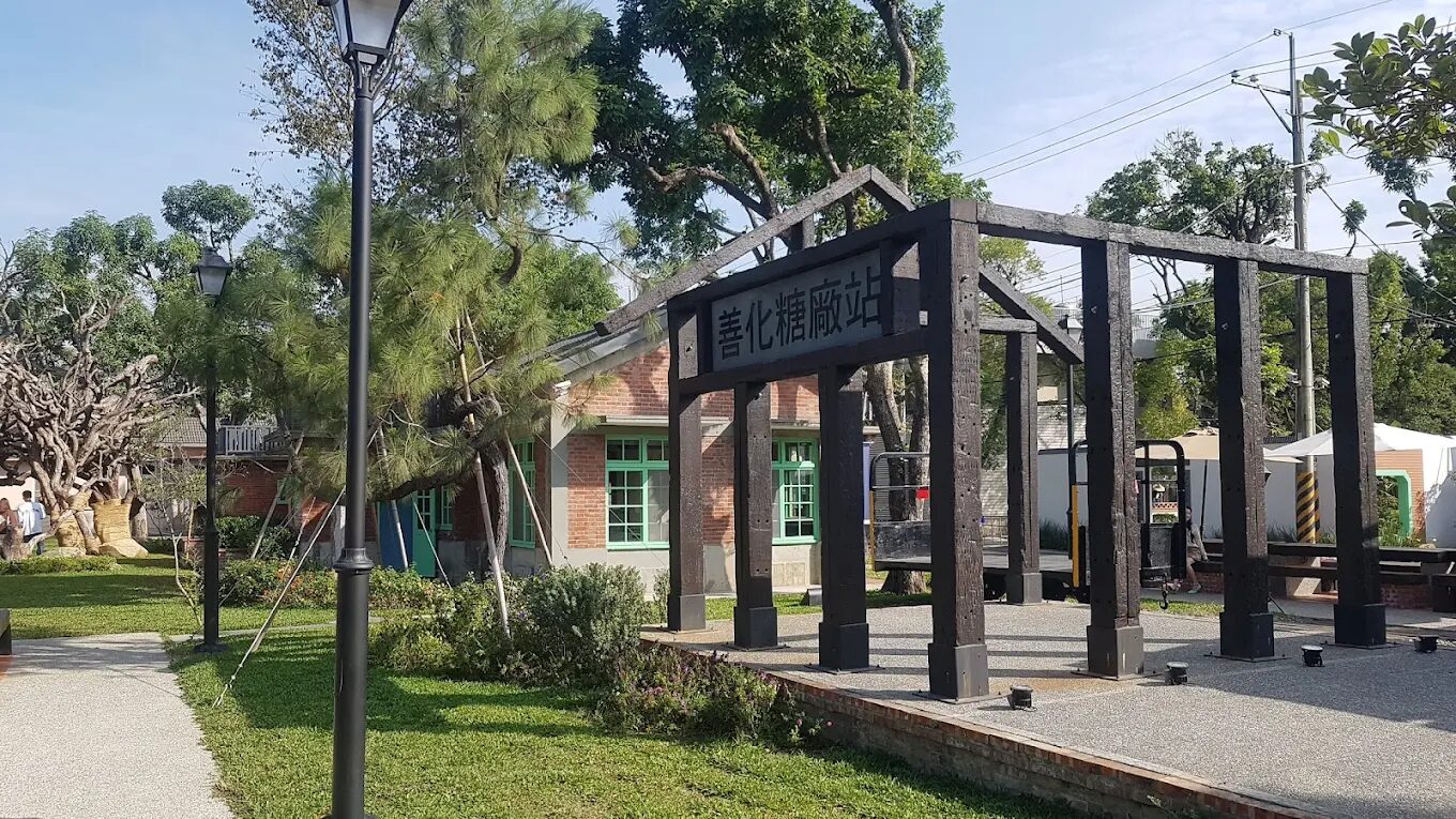 走進台南善化的時光慢旅｜紅磚糖廠裡的茶香與綠意散步，探索深緣及水善糖文化園區