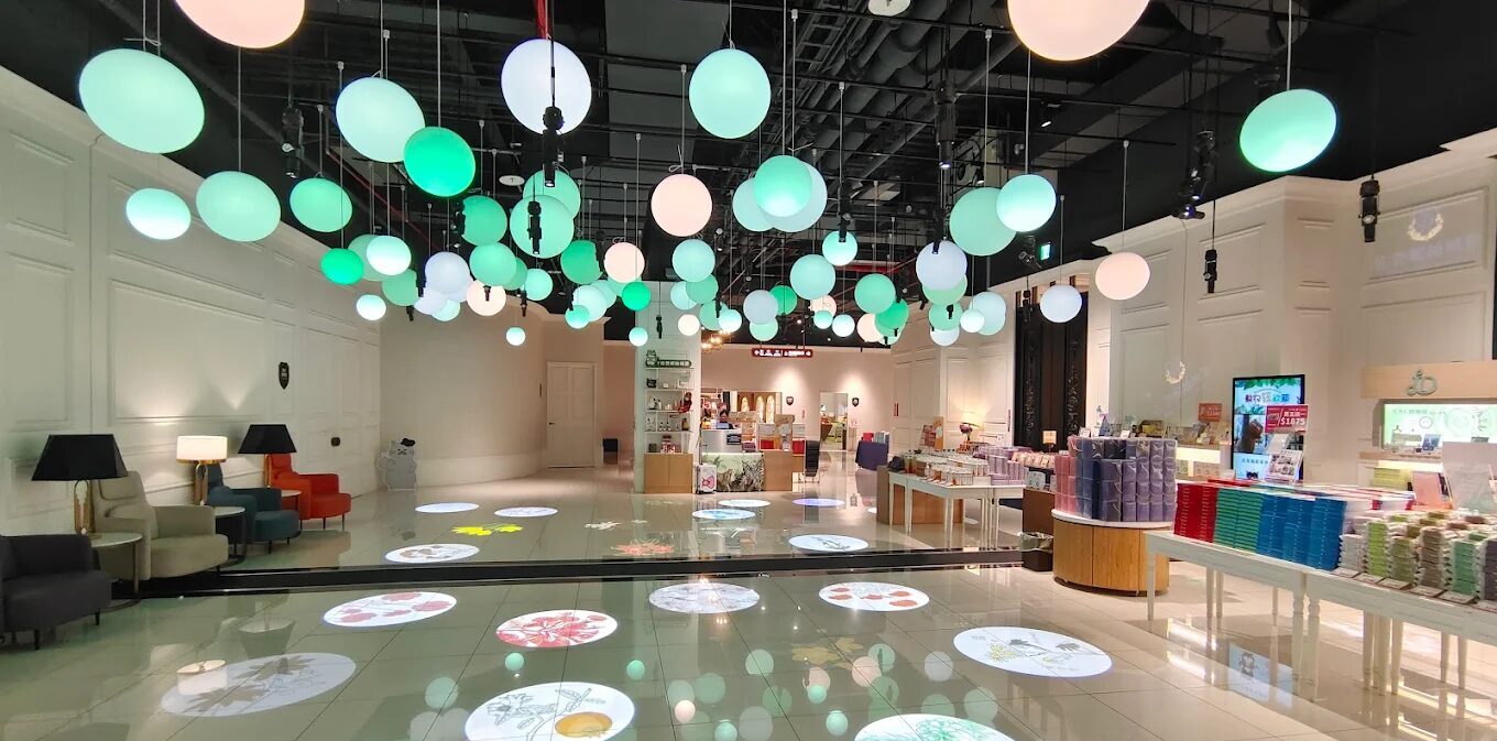 遊客體驗香氛手作與保養品介紹