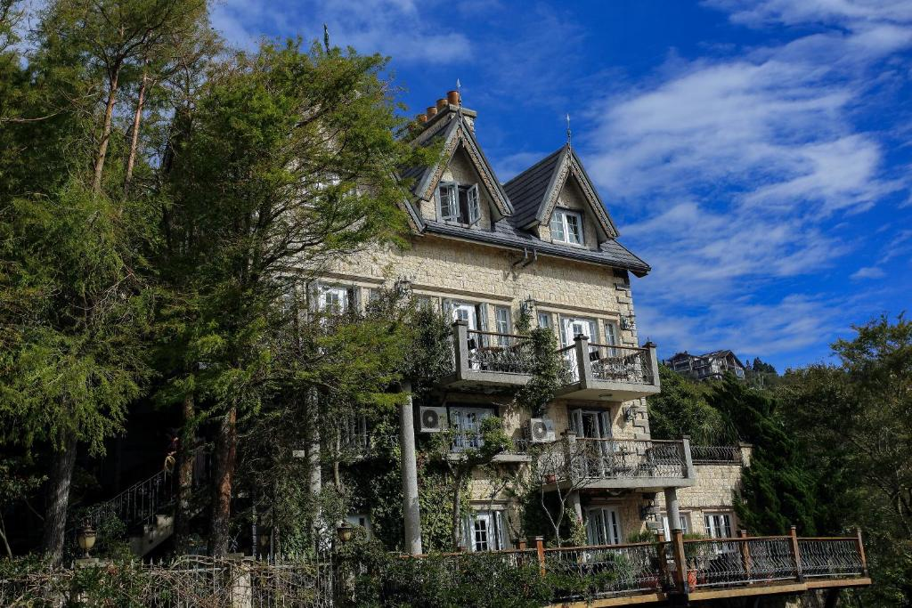 推開窗，清境的雲在走｜在山裡住一晚，看星空與晨光一起醒來