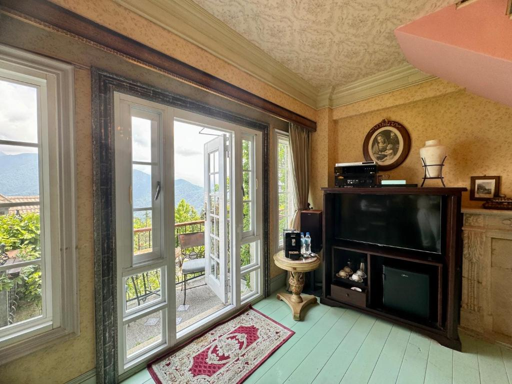 推開窗，清境的雲在走｜在山裡住一晚，看星空與晨光一起醒來